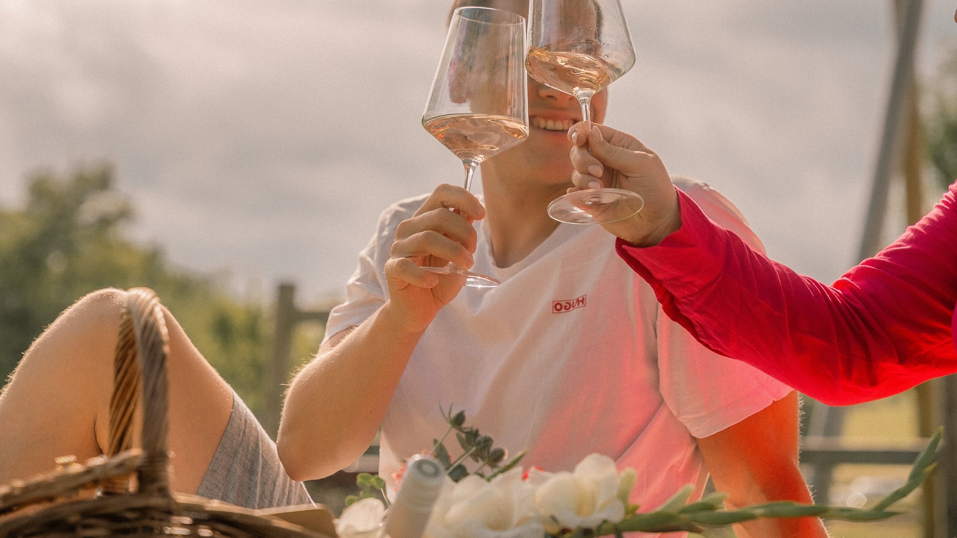 I AM NOT WINE Valentinstag Alkoholfreier Wein Titelbild zwei Gläser die anstoßen